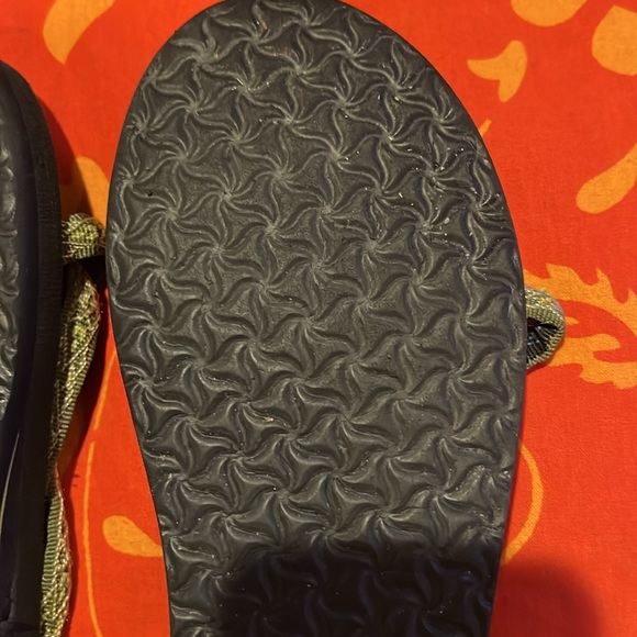 Teva flip flops 8W - Picture 3 of 3